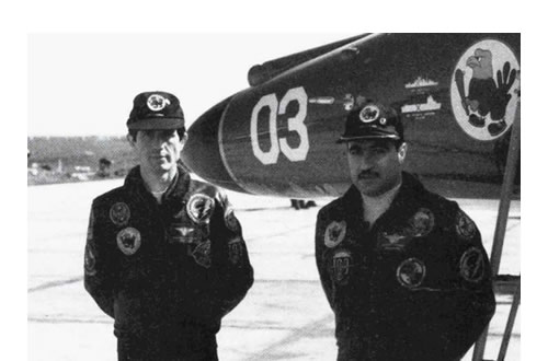 Julio Barraz y Roberto Curilovic en la Base de Río Grande en 1982